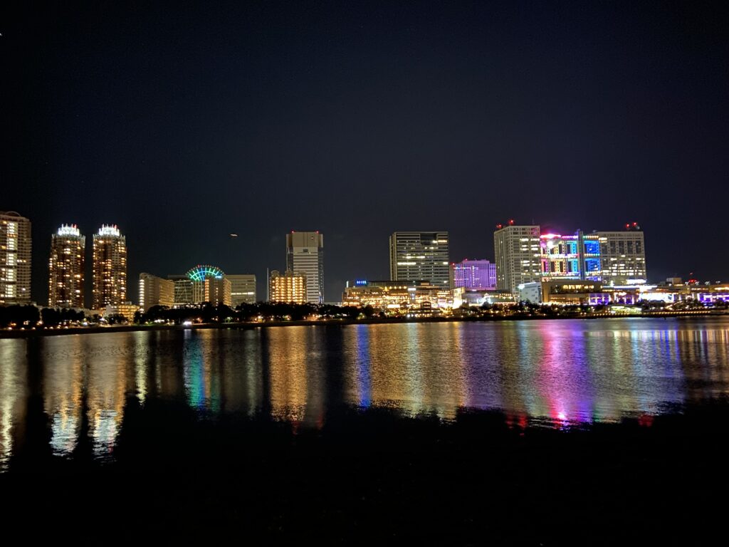 お台場の海辺から望む夜景（レインボーブリッジ方面）