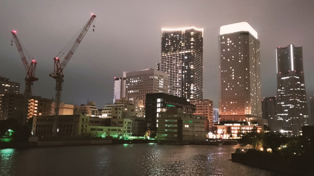 横浜みなとみらいの夜景（高層ビル群のライトアップ）