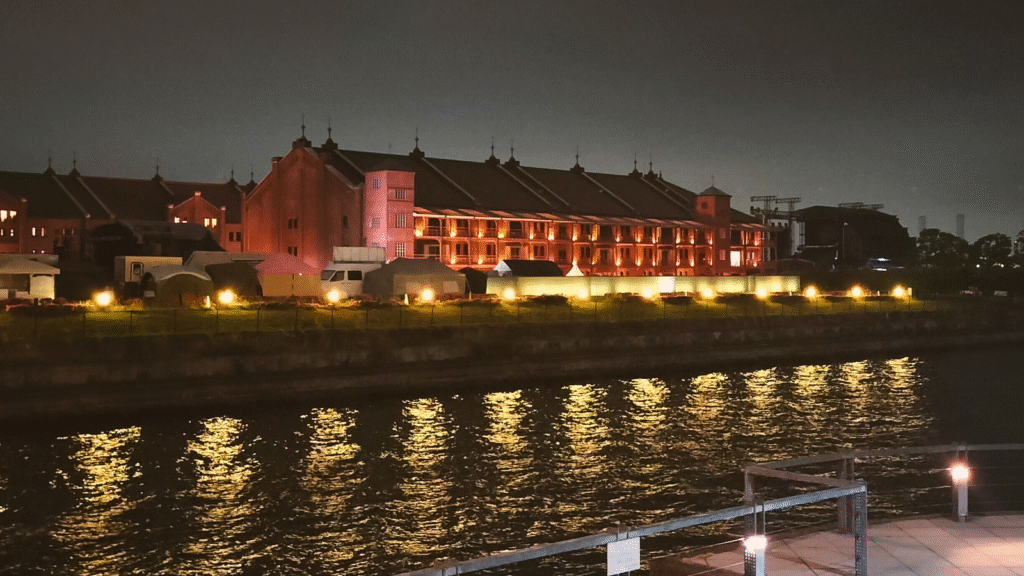 横浜赤レンガ倉庫のライトアップ夜景（みなとみらい観光スポット）