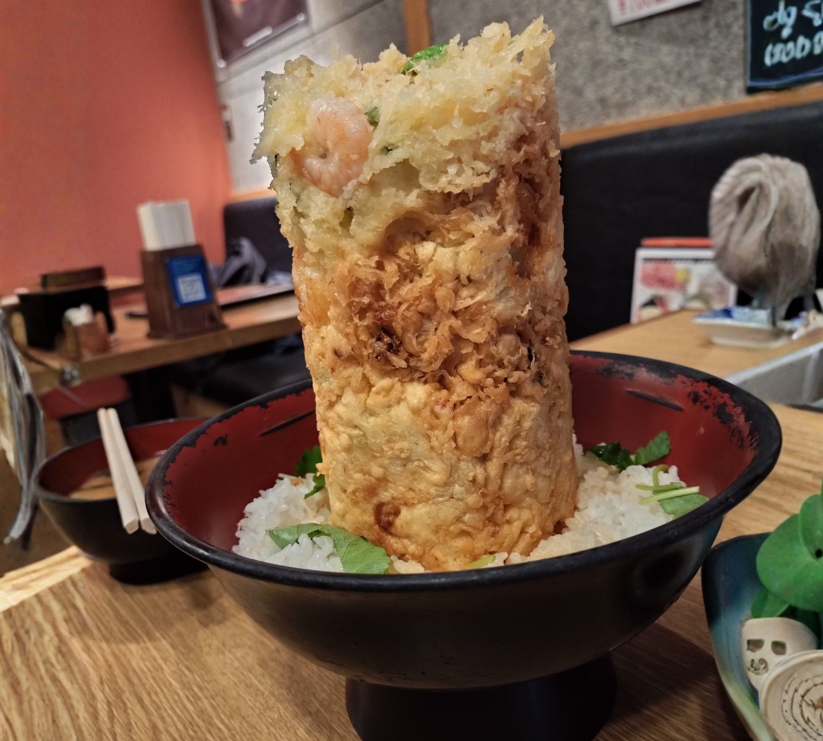 沼津の名物かき揚げ丼（巨大タワーかき揚げ）
