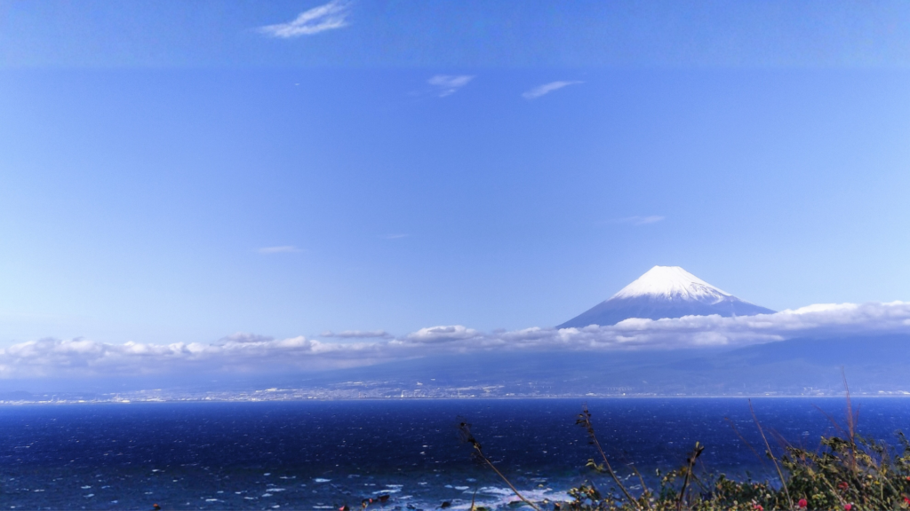 恋人岬から見た駿河湾越しの富士山