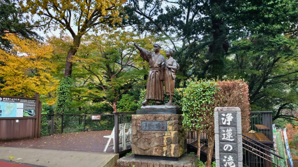 重連の滝入り口にある川端康成の小説『伊豆の踊子』をモチーフにした男女の像