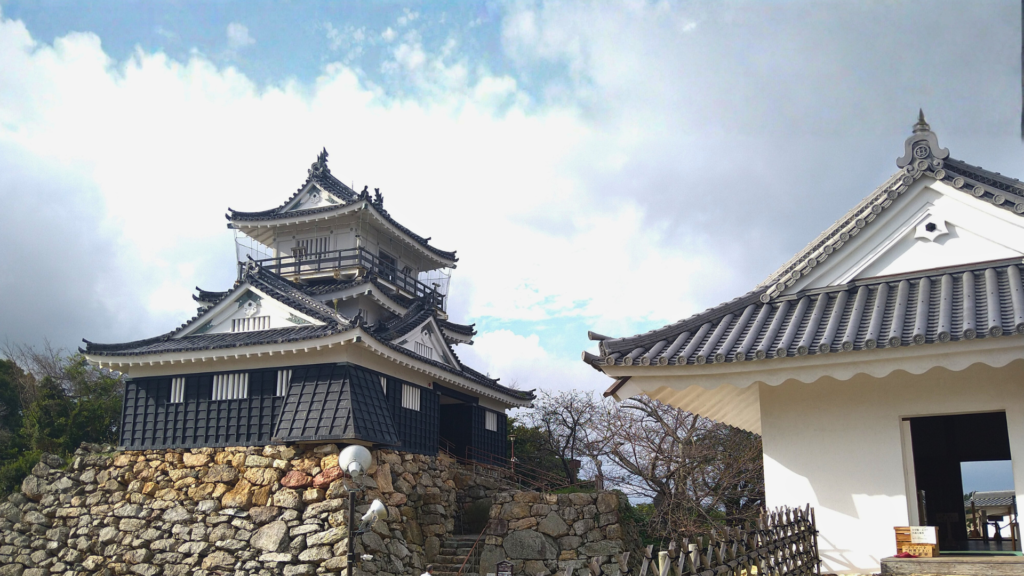 石垣の上に建つ浜松城天守と白壁の櫓を望む外観