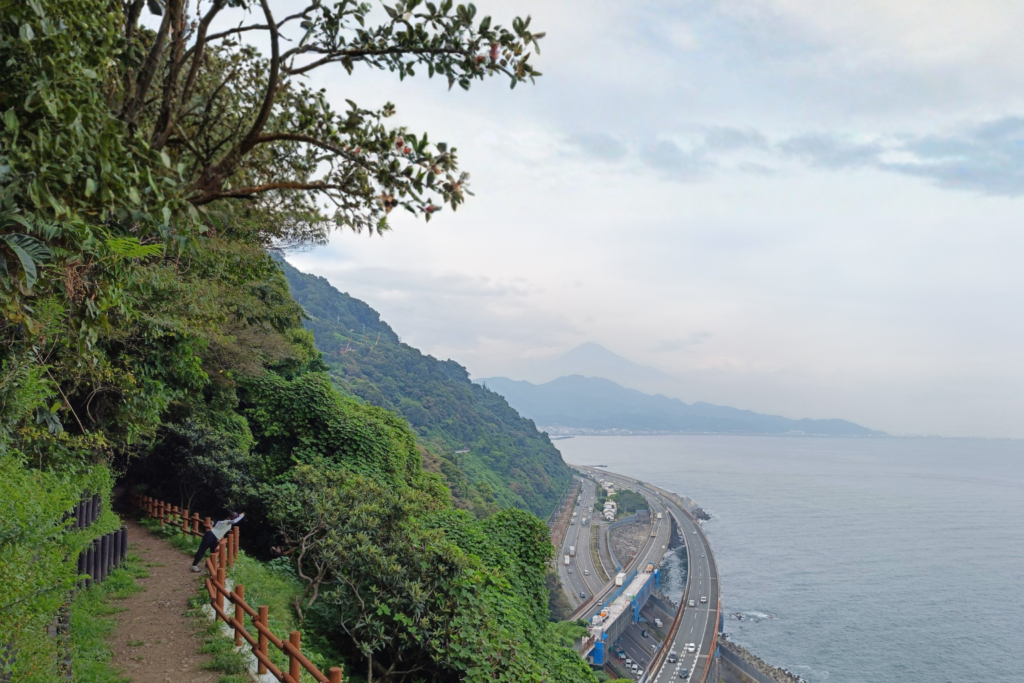 薩埵峠から望む駿河湾と国道1号線、東海道五十三次の景色を今に伝える風景