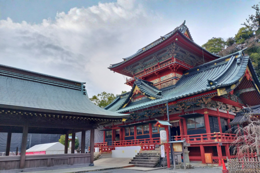 静岡浅間神社の社殿と楼門、極彩色の装飾が美しい境内の風景