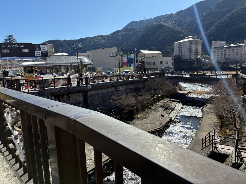 下呂温泉河川敷を橋の上から見下ろした写真