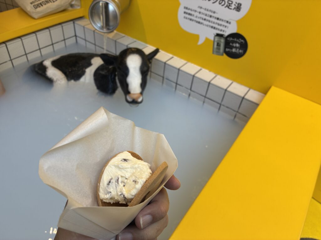 GEROGERO BUTTER STANDのバターサンドと牛乳風呂の足湯に浸かる牛の写真