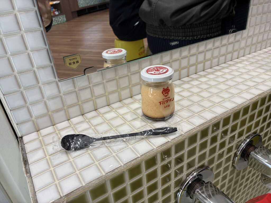 下呂プリンの店内に設置してある銭湯を模したイートインスペースの写真