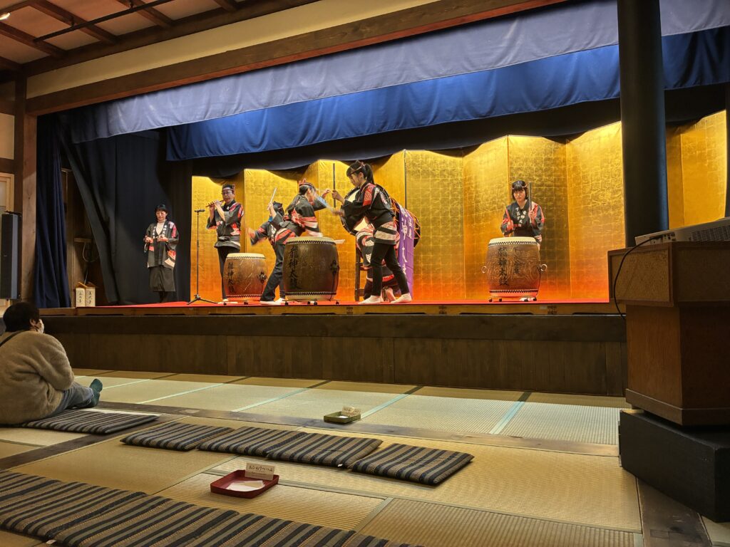 合掌村内の神龍太鼓による力強いパフォーマンスイベントの写真